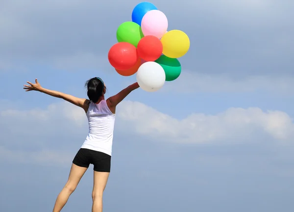 Jovem mulher asiática com balões coloridos — Fotografia de Stock
