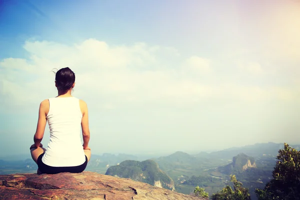 Yoga mujer en la montaña —  Fotos de Stock