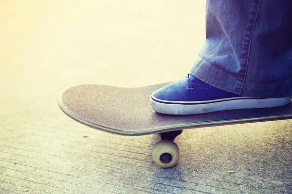 Gambe femminili skateboard — Foto Stock