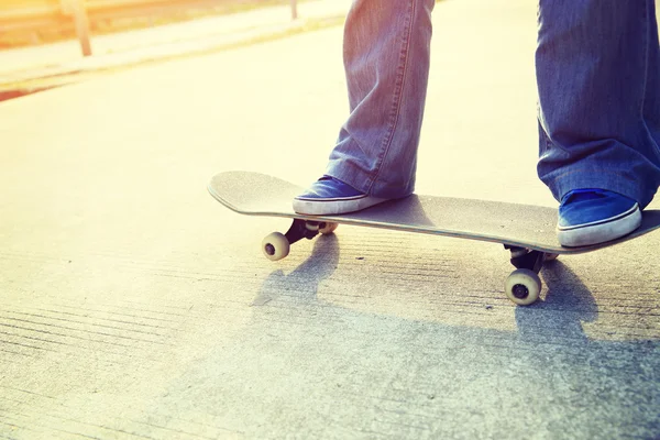 Weibliche Beine Skateboarding — Stockfoto