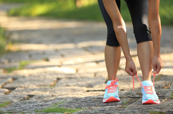 鞋带绑的女跑步运动员 — 图库照片