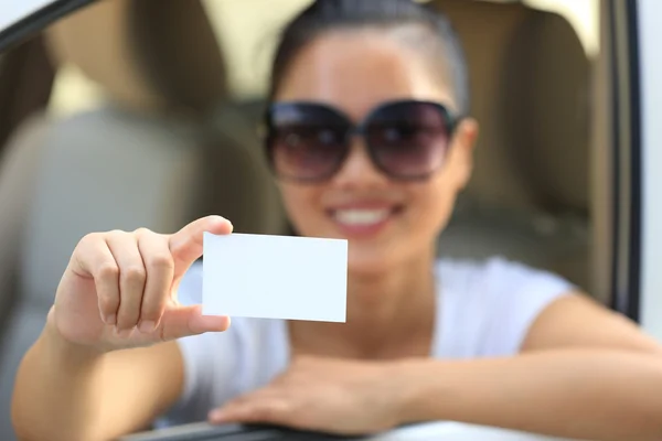 Conductor mujer con tarjeta en blanco —  Fotos de Stock