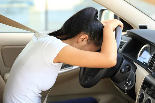 Mulher triste no carro — Fotografia de Stock