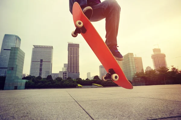 Vrouwelijke skateboarder over stad — Stockfoto