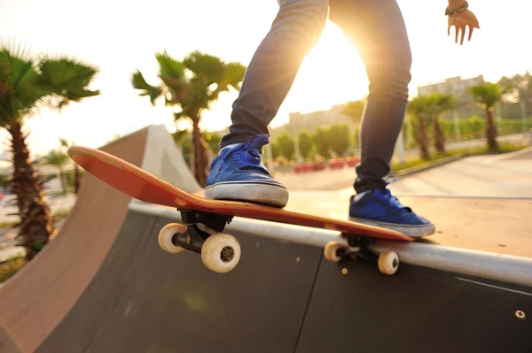 Kobieta skateboarding w parku — Zdjęcie stockowe