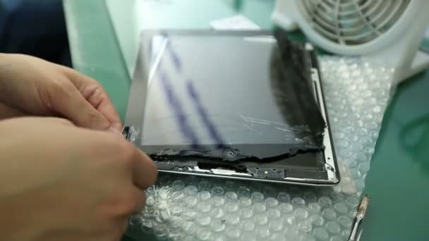 Tangan yang bekerja dengan tablet pc — Stok Video