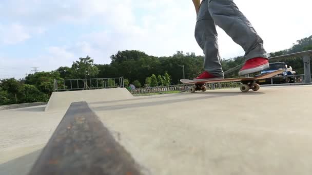 Erkek skatepark kaykay — Stok video