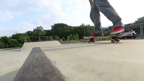 Female skateboarding at skatepark — Stock Video