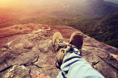 Dağ bacaklara uzun yürüyüşe çıkan kimse