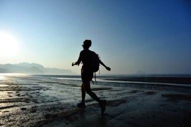 Kumsalda hiking kadın