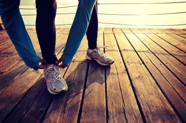 Kadın atlet bağlama ayakkabı bağı