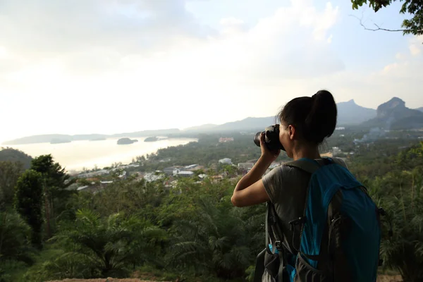 Femme photographe prenant des photos — Photo