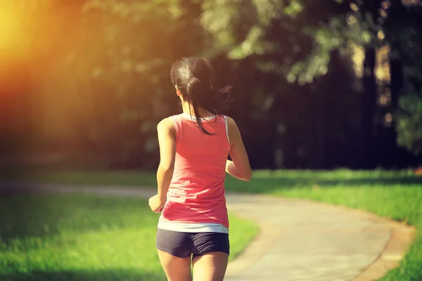 Athlète coureur courant sur le sentier du parc — Photo