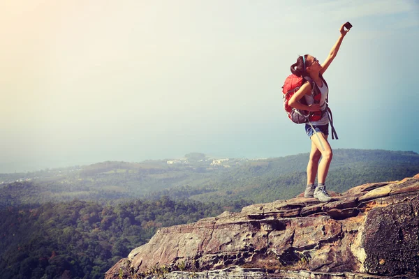 Woman hiker taking photo with phone — Stock Photo, Image