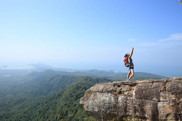 女人的徒步旅行者拍照手机 — 图库照片