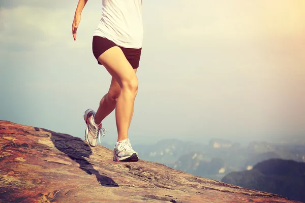 山で走っている若い女性 — ストック写真