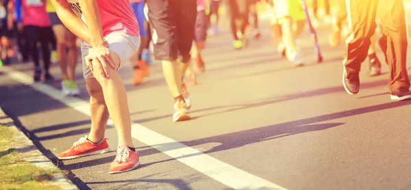 Maratonlöpare stretching benen — Stockfoto