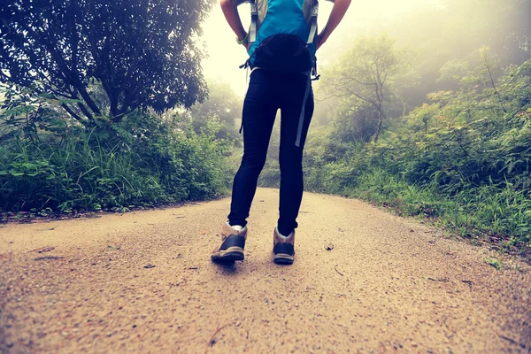 Mujer senderista piernas en el camino —  Fotos de Stock