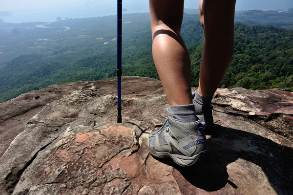 Donna escursionista gambe sulla montagna — Foto Stock