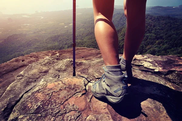 Femme randonneur jambes sur montagne — Photo