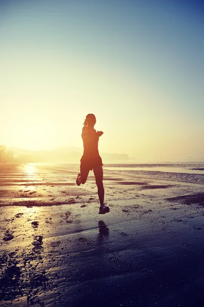 Jonge vrouw uitgevoerd op strand — Stockfoto