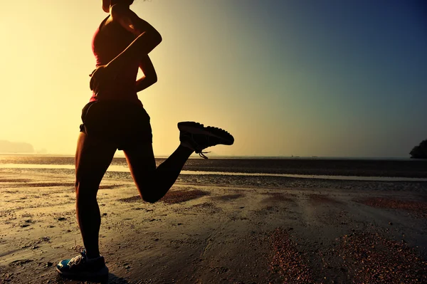 Woman running at sunrise beach — Stock Photo, Image