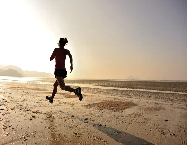 Femme courant à la plage du lever du soleil — Photo