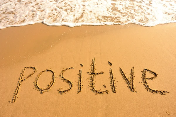 Palabra positiva en la playa — Foto de Stock