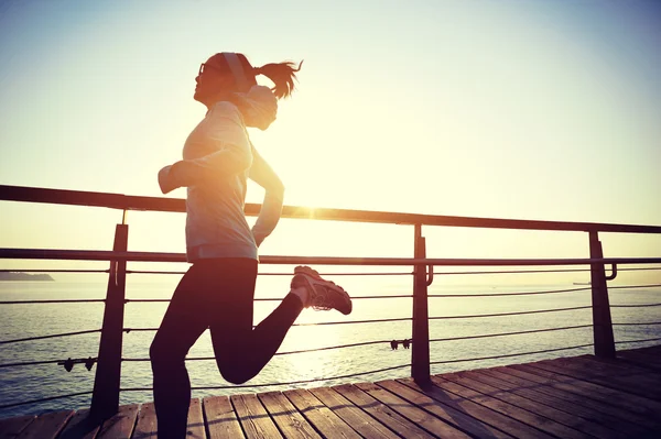 Woman running on wooden boardwalk — Stock Photo, Image