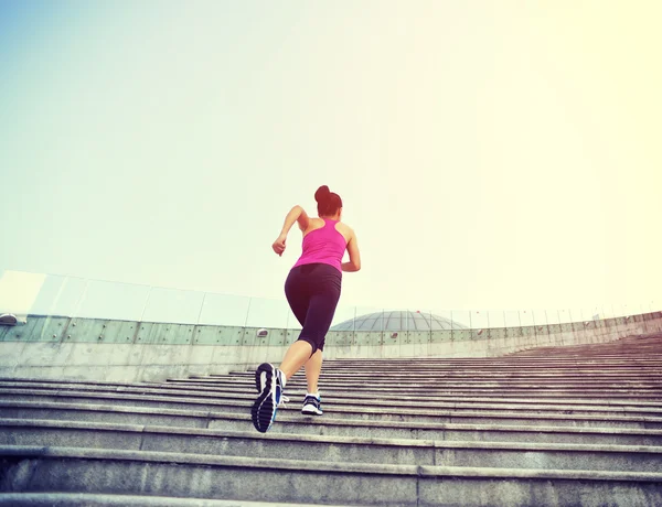 Atleta corridore che corre sulle scale . — Foto Stock