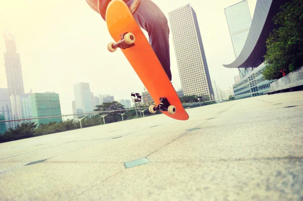 Vrouw skateboarden op stad — Stockfoto