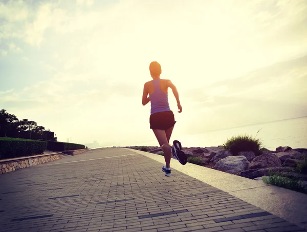 Joven corriendo a la orilla del mar — Foto de Stock