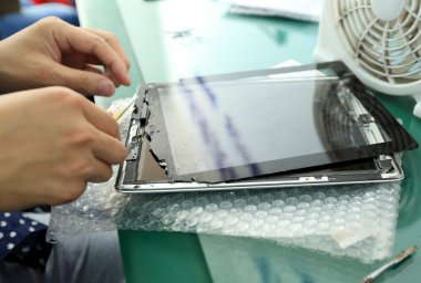 Tablet pc ile çalışan eller