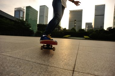 kadın kaykaycı bacaklar