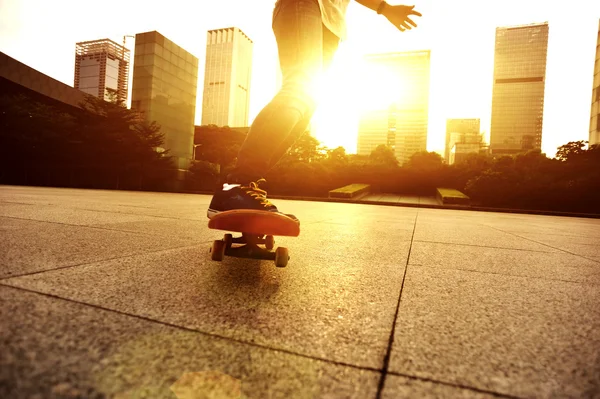 Woman skateboarder legs — Stock Photo, Image