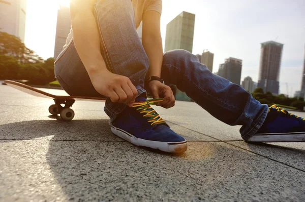 Skateboardåkare kopplingsförbehåll Skosnöre — Stockfoto