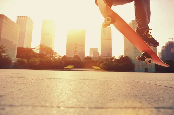 Skateboarder skate na cidade — Fotografia de Stock