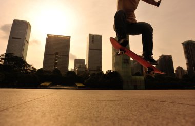 Şehri ele kaykay kaykaycı