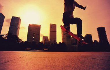 Şehri ele kaykay kaykaycı