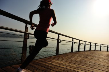 ahşap tahta üzerinde çalışan kadın