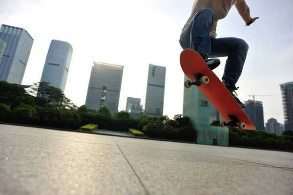 Skateboarder skateboarding over city — Stock Photo, Image