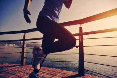 ahşap tahta üzerinde çalışan kadın