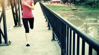 Demir köprü üzerinde çalışan runner atlet.