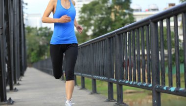 Demir köprü üzerinde çalışan runner atlet.