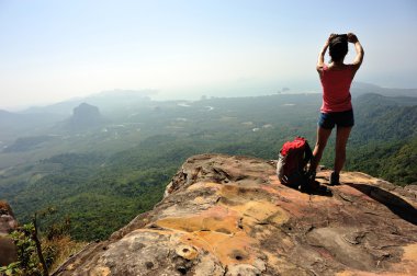 kadın hiker alarak fotoğraf