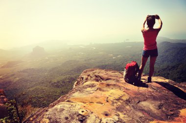 kadın hiker alarak fotoğraf