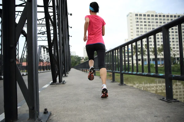 Atleta corredor correndo na ponte de ferro . — Fotografia de Stock