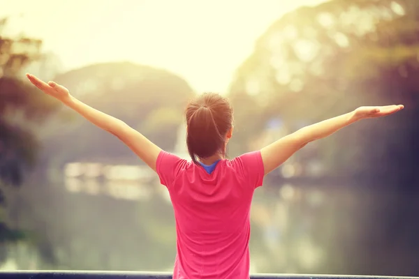 Cheering woman with open arms — Stock Photo, Image