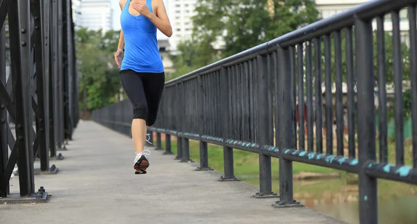 Runner atleet waarop ijzeren brug. — Stockfoto