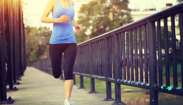 Atleta corredor corriendo en puente de hierro . — Foto de Stock